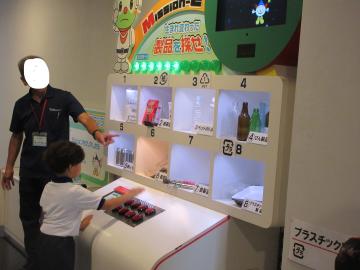 職員からゴミが何に生まれ変わるかのゲームの説明を受ける園児の様子