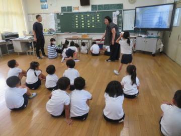 教室内で徒競走の走る順を確かめる1年生の様子