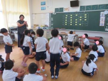 教室内で第4組で走るメンバーをたしかめる1年生の様子