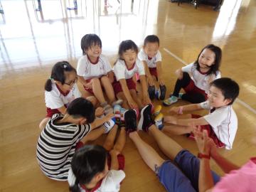 屋内で幼児が柔軟体操をしている様子