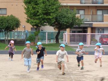 幼児がかけっこをしている様子