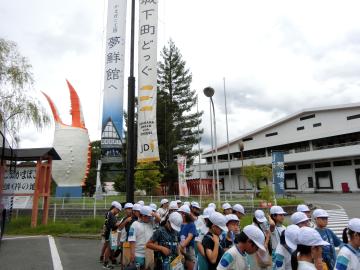 ヤマサかまぼこ工場に到着した児童たちの様子