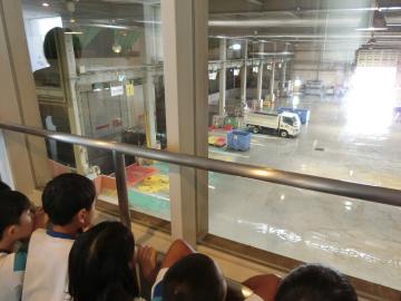 施設内でごみ収集車が来たのを見学している児童たちの様子