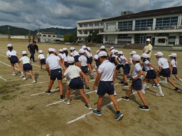 よういの姿勢を練習する2年生