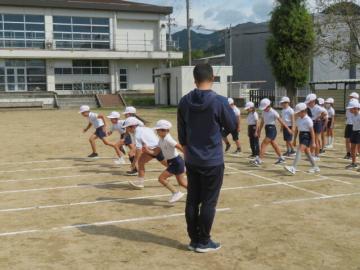 50メートルを走る1年生