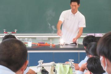 二酸化炭素が炭素に還元する演示実験をしている様子