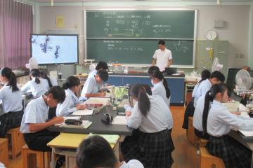 今日の実験を各自でまとめている様子