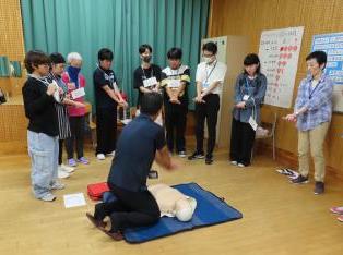 胸骨圧迫時の練習をしています。