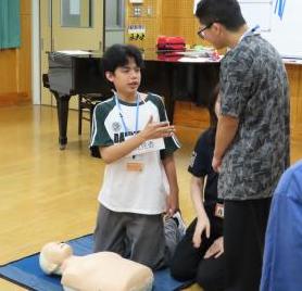 救急車を要請する訓練をしています