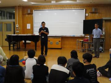 講師の話を聞いています。