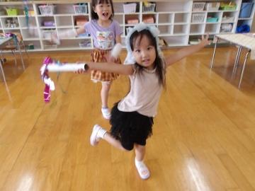 幼児がおしゃれをしてダンスをする様子