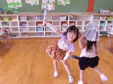 幼児がダンスのポーズを決めている様子