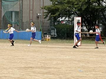 体育大会障害物リレーの様子