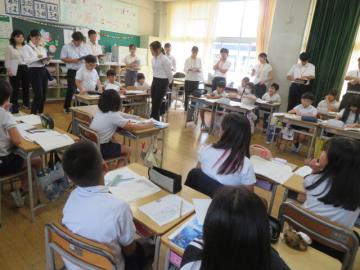 たくさんの参観者の前で発表する3年生