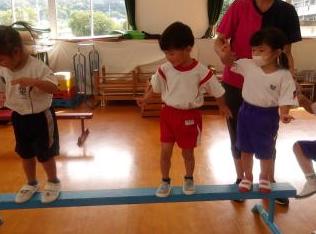 平均台を渡る幼児