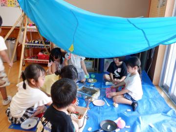 キャンプごっこをして遊ぶ幼児