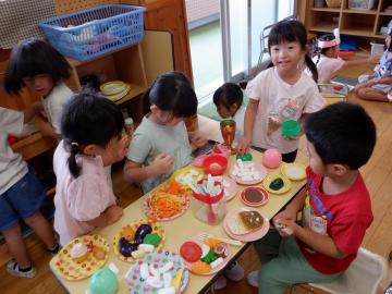 ホームパーティーごっこを楽しむ幼児