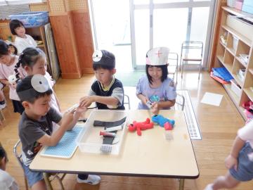 病院ごっこをする幼児