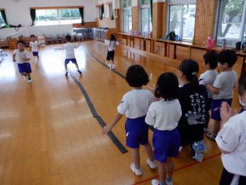 リズムジャンプをする幼児
