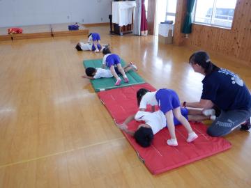 マット運動をする幼児