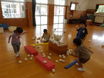玉入れをする幼児