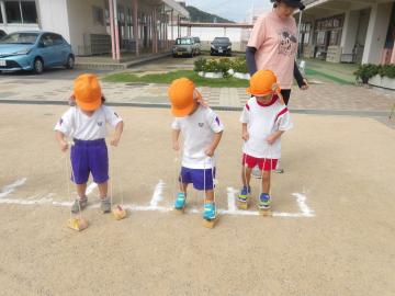 パカポコをして遊ぶ幼児