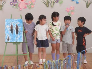 体験活動推進事業の発表をする幼児