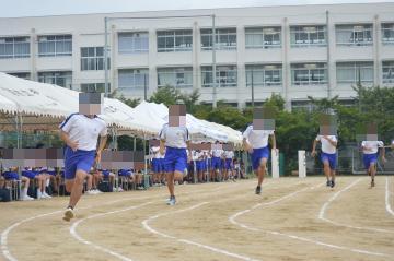 200メートルの走者が各レーンの上を全力で走っています。