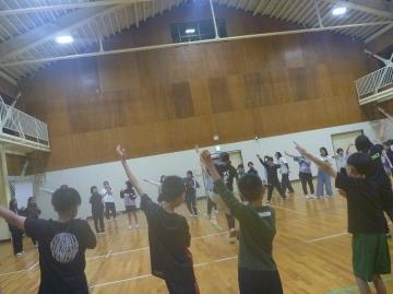 キャンプファイヤーで踊るダンスの練習をしています