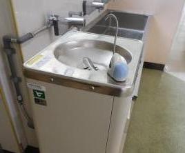 足でペダルを踏むと水が出るウオータークーラー