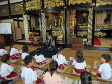 本堂で話を聞く様子