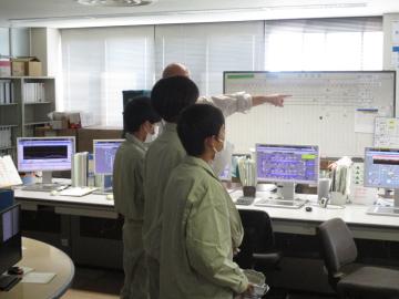 事業の説明を聞く生徒の様子
