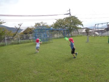トンボを追いかけている幼児