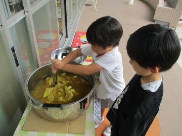 染め物の鍋を見ている幼児
