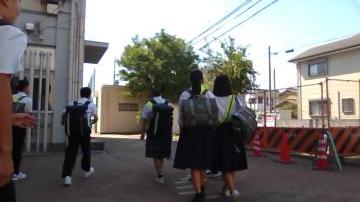 西門から下校しようとする生徒の様子