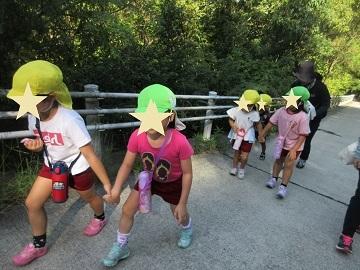 幼稚園の裏の山から中学校へ避難する園児たちの様子