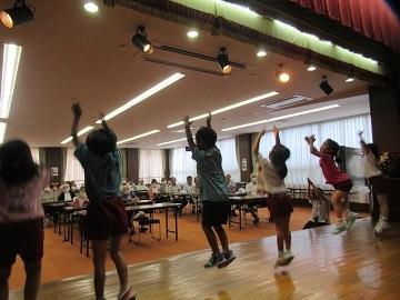 舞台で踊っているところ