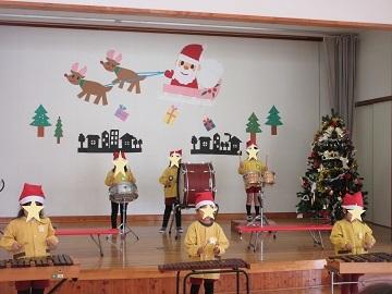 4歳児が木琴を演奏しています