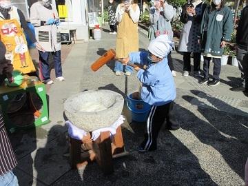 杵でもちをついています