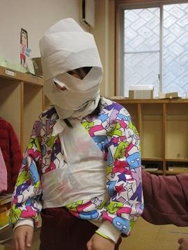 園児が訪台を巻いてミイラお化けになった姿