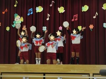 舞台で発表する園児たちの様子