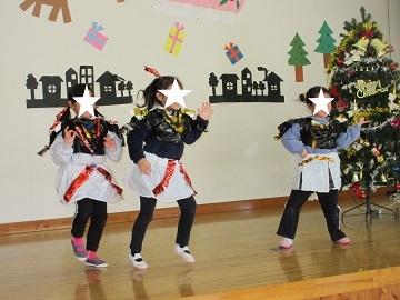 衣装を着て踊っています