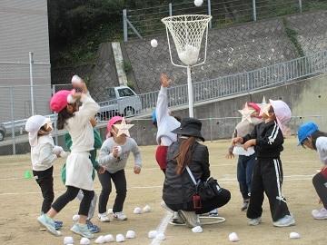 子ども全員で玉入れをしています