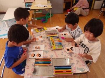 はがきをかいている様子