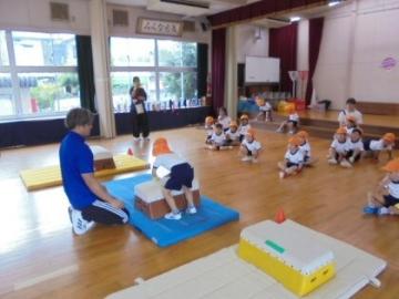3歳児が跳び箱に挑戦しているところ