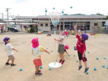 運動場で玉入れをしている様子