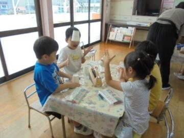 紙コップを使って飛ぶおもちゃをつくっているところ