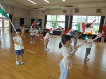 5歳児がカラーガードをしている様子