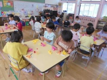 5歳児がコスモスを作っているところ