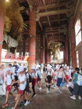 東大寺大仏殿の中を歩く児童の様子
